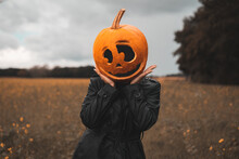 Gruselige Frau Mit Halloween Kürbis Auf Dem Kopf