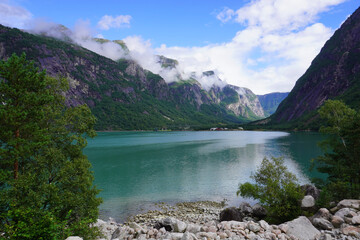  Blick auf einen Teil vom Eidfjord in Norwegen mit türkis farbenen Wasser