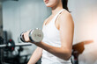 © maru54 - ジムでトレーニングする若い女性