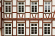Rotes Fachwerk, mit weißen Facetten, acht Fenster, schönes Fachwerkgebäude in Schwäbisch Hall, Baden Württemberg
