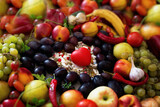 Fototapeta Kuchnia - Czerwone serce w centrum kolorowych owoców i warzyw, zrównoważona dieta i dbanie o zdrowie