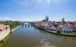 Drohne Panorama der Stadt Regensburg in Bayern mit dem Fluss Donau dem Dom und der steinernen Brücke im Sommer, Deutschland