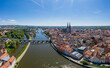 Drohne Panorama der Stadt Regensburg in Bayern mit dem Fluss Donau dem Dom und der steinernen Brücke im Sommer, Deutschland