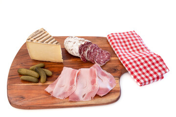 Wall Mural - saucisson tranché, tranches de jambon et morceau de fromage sur une planche à découper en gros plan