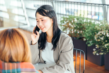 Wall Mural - 携帯電話で通話する女性　cell phone