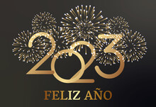 Tarjeta O Pancarta En Feliz Año Nuevo 2023 En Oro Detrás De Un Fuego Artificial De Color Dorado Sobre Un Fondo Degradado Negro Y Gris