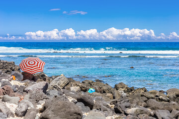 Poster - Parasol sur crique rocheuse, lagon de L’Etang-Salé, île de la Réunion 