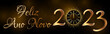 cartão ou banner para um feliz ano novo 2023 em ouro com um relógio no número 0 em um fundo gradiente marrom preto