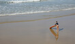 surfista mujer con tabla biarritz playa francia 4M0A3777-aas22