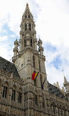 Wall Mural - Brussels town hall and the belgian flag in Grand Place