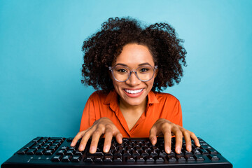portrait of attractive cheerful skilled wavy-haired girl nerd writing text isolated on bright blue c