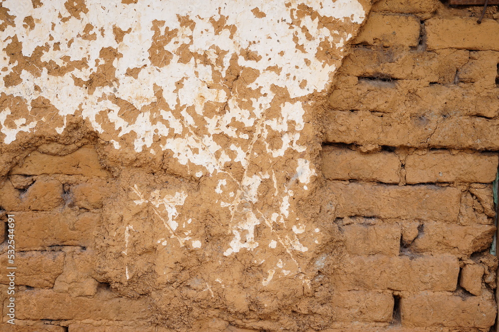Pared vieja de adobe color natural, con una cuarteadura mostrando los ...