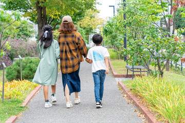 Wall Mural - 手をつないで歩く日本人の母と子供