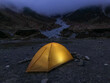 キャンプ場で登山用のテント設営