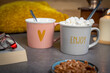 mugs avec messages joyeux profondeur de champs faible avec flou pour effet artistique