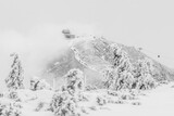 Fototapeta Tęcza - Góra Śnieżka w zimowej scenerii.