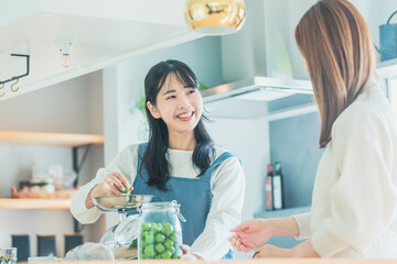 Poster - 料理を楽しむ女性　cooking