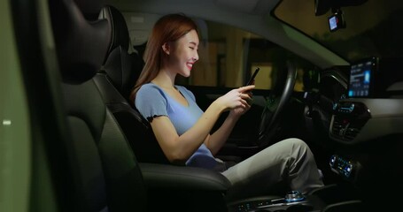 Canvas Print - businesswoman use smartphone in car