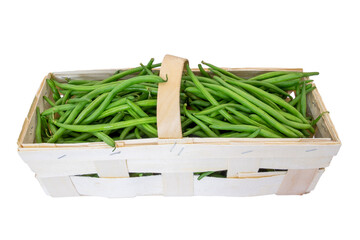 Sticker - panier en bois rempli d'haricots verts cru isolé sur un fond blanc