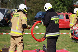 Fototapeta  - Akcja straży pożarnej podczas wypadku samochodowego. Ratowanie rannego kierowcy.. Ćwiczenia straży pożarnej. 