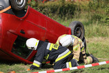 Fototapeta  - Akcja straży pożarnej podczas wypadku samochodowego. Ratowanie rannego kierowcy.. Ćwiczenia straży pożarnej. 