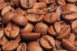 © Vernaglia - Grãos de café arábica torrados. Coffea arabica.