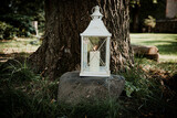Fototapeta  - znicz dla zmarłych, wszystkich świętych, lampion na kamieniu, w ogrodzie, ku pamięci i wspomnienie bliskich, jesienne