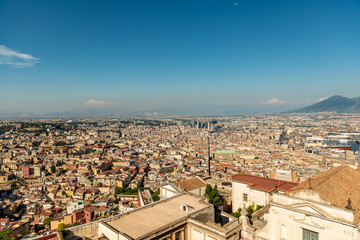  Neapel - Die Hauptstadt der Region Kampanien sowie der Metropolitanstadt Neapel ist ein wirtschaftliches und kulturelles Zentrum Süditaliens