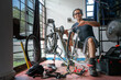 © Eduardo Varela - Hombre reparando una bicicleta en su casa