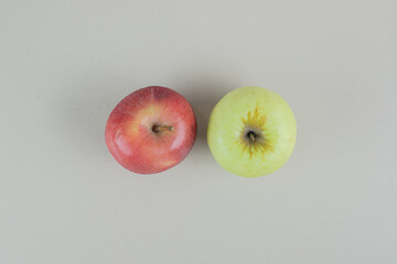 Wall Mural - Red and green fresh apples on gray background