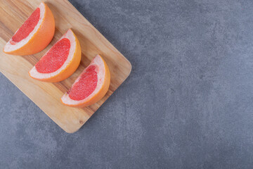 Wall Mural - Top view if fresh grapefruit on wooden board