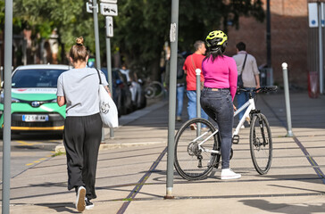 Poster - circulation velo cycliste cycle roue environnement co co2 carbone ecologie femme casque rose jeune