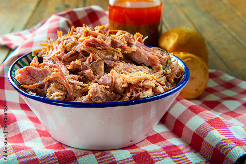 Pulled pork o cerdo asado a baja temperatura y desmigado con salsa ...