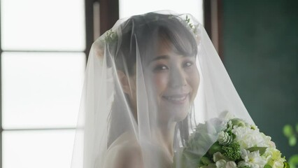 Poster - スローモーション　ウェディングドレスを着た花嫁（新婦・女性・結婚式）