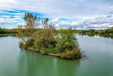 Fototapeta  - wyspa bezludna na jeziorze, panorama jesienią z lotu ptaka