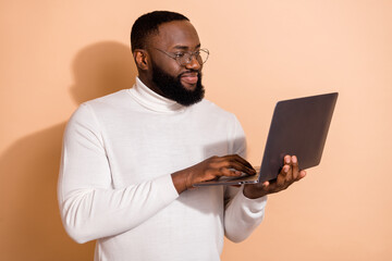 Photo of expert guy marketer use netbook watch webinar search web information isolated pastel color background