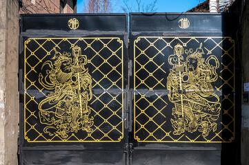 Canvas Print - The Iron Gate of Chinese Ancient Town Dwellings