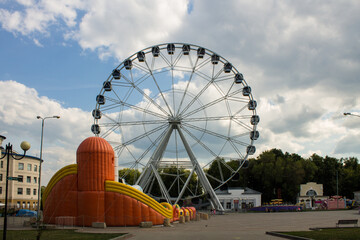 VLADIMIR, Russia - AUGUST, 18, 2022: Ferris wheel attraction in the park of the 850th anniversary of the city on a summer day