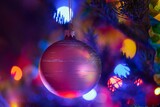 Fototapeta  - Kolorowa bąbka choinkowa otoczone kręgami ozdobnych świateł. Boże Narodzenie, Wigilia, choinka, prezenty.