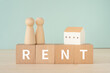 © ELUTAS - RENTと書かれたブロックと人形と家