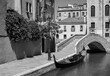 Gondel in einer Gasse in Venedig Monochrom