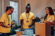 © Zamrznuti tonovi - Group of multiracial volunteers working in community charity donation center