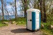 Portables Toilettenhäuschen an einem Strandzugang