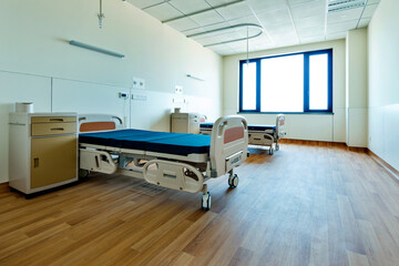 Poster - Empty bed in hospital ward