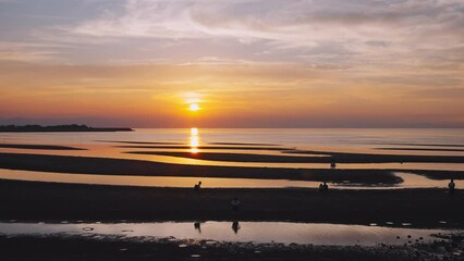 Poster - 真玉海岸、夕日、夕陽、海岸、ビーチ、砂浜、海、人、シルエット、影、人影、観光、観光地、大分県、大分、豊後高田市、豊後高田、国東半島、九州、真玉、真玉海水浴場、またま、干潮、夕方、日暮れ、日没、夕暮れ、夕焼け、日の入り、日の入、空、雲、風景、自然、太陽、沈む、綺麗、きれい、美しい、10月