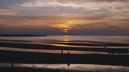 Poster - 真玉海岸、夕日、夕陽、海岸、ビーチ、砂浜、海、人、シルエット、影、人影、観光、観光地、大分県、大分、豊後高田市、豊後高田、国東半島、九州、真玉、真玉海水浴場、またま、干潮、夕方、日暮れ、日没、夕暮れ、夕焼け、日の入り、日の入、空、雲、風景、自然、太陽、沈む、綺麗、きれい、美しい、10月