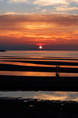 真玉海岸、夕日、夕陽、海岸、ビーチ、砂浜、海、人、シルエット、影、人影、観光、観光地、大分県、大分、豊後高田市、豊後高田、国東半島、九州、真玉、真玉海水浴場、またま、干潮、夕方、日暮れ、日没、夕暮れ、夕焼け、日の入り、日の入、空、雲、風景、自然、太陽、沈む、綺麗、きれい、美しい、10月