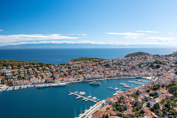 Wall Mural - Aussicht auf die Marina von Mali Losinj mit ihren vielen Segelbooten. Mali Losinj liegt auf der Insel Losinj in Kroatien