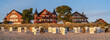 Panoramablick vom Strand bei Bansin mit Strandkörben. Im Hintergrund Ferienhäuser an der Promenade