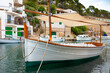 Llaut (tradicional barco de pesca de las Islas Baleares) en el puerto pesquero de Cala Figuera, en el este de la isla de Mallorca (Islas Baleares, España). Al fondo pueden verse los típicos 